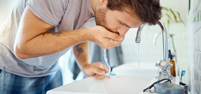 Risciacquo dopo il lavaggio denti